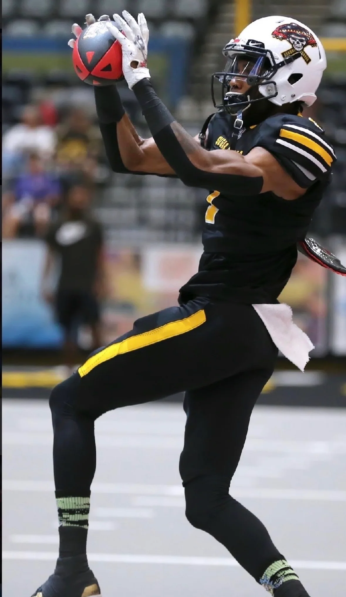 Carrington Thompson catches a football while playing for the Tucson Sugar Skulls
