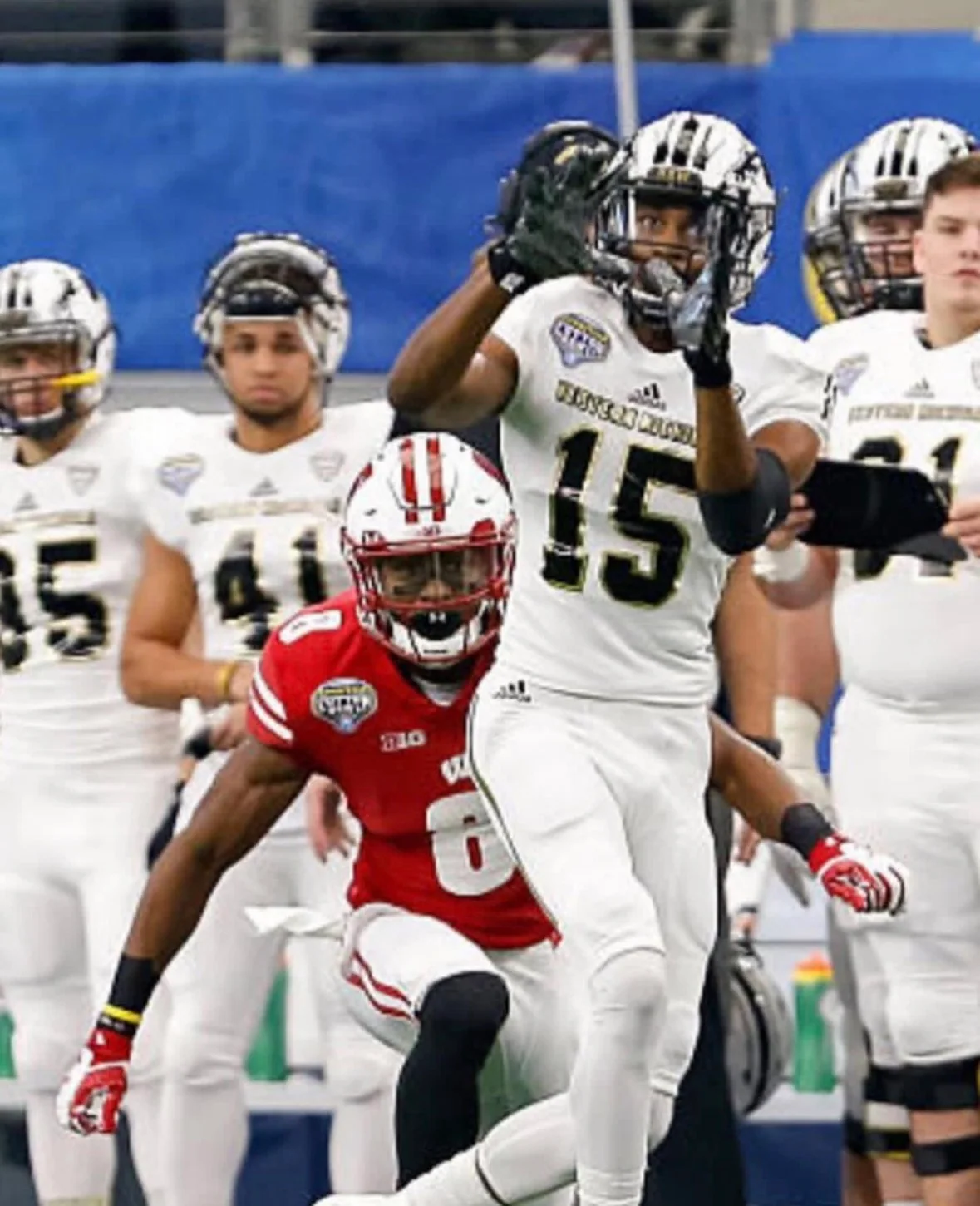 Carrington Thompson making a catch for Western Michigan